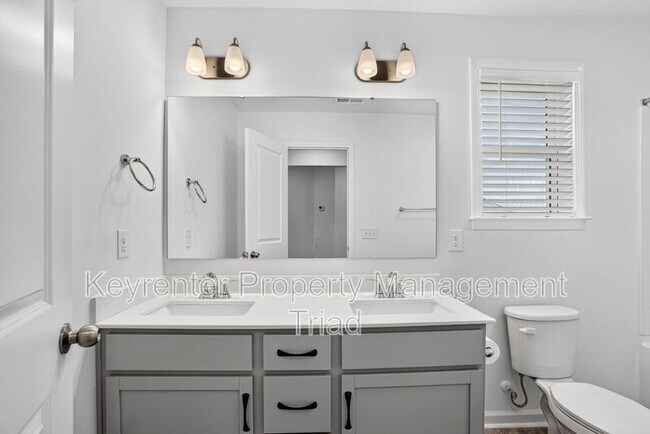Foto del edificio - 3012 Highlander Pt