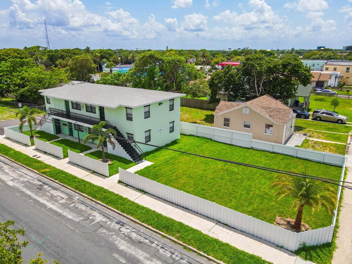 Primary Photo - 1319 Douglass Ave