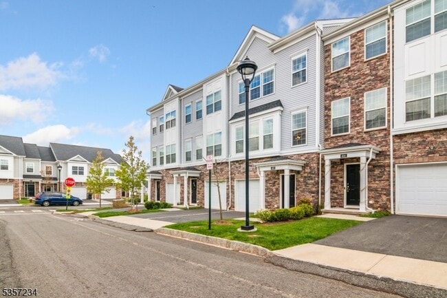 Building Photo - 403 Saratoga Ct