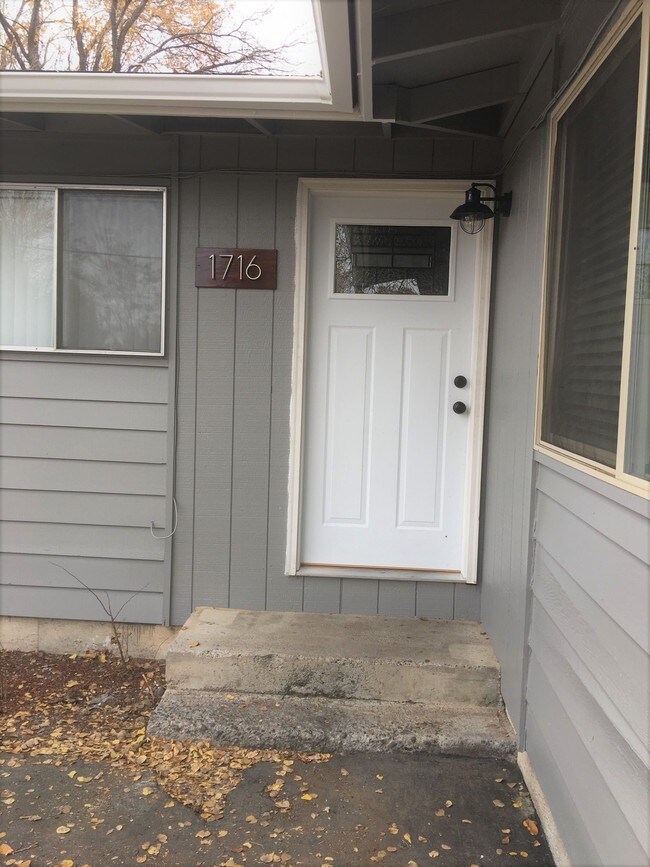 Building Photo - 1716 SW Lava Ave