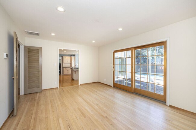 Foto del edificio - Spacious 3 Bed, 2.5 Bath Home in Quiet Nei...