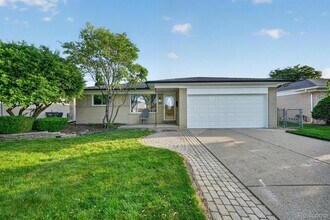 Building Photo - 11223 Hemlock Dr