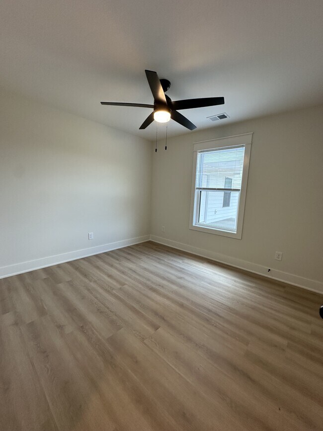 Foto del edificio - 347 Woods Rd