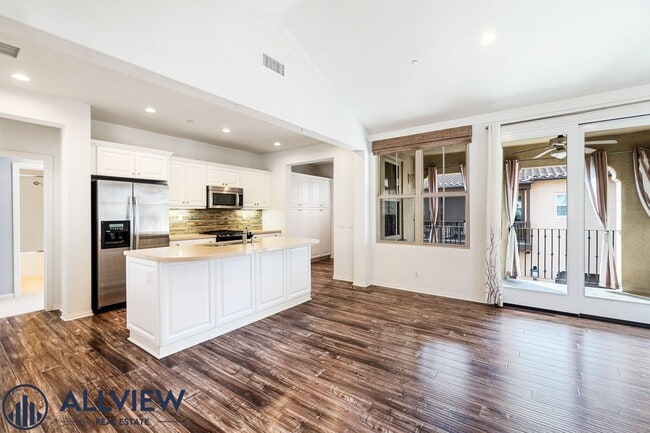 Building Photo - Large 2 Bed, 2.5 Bath Townhome in Irvine's...