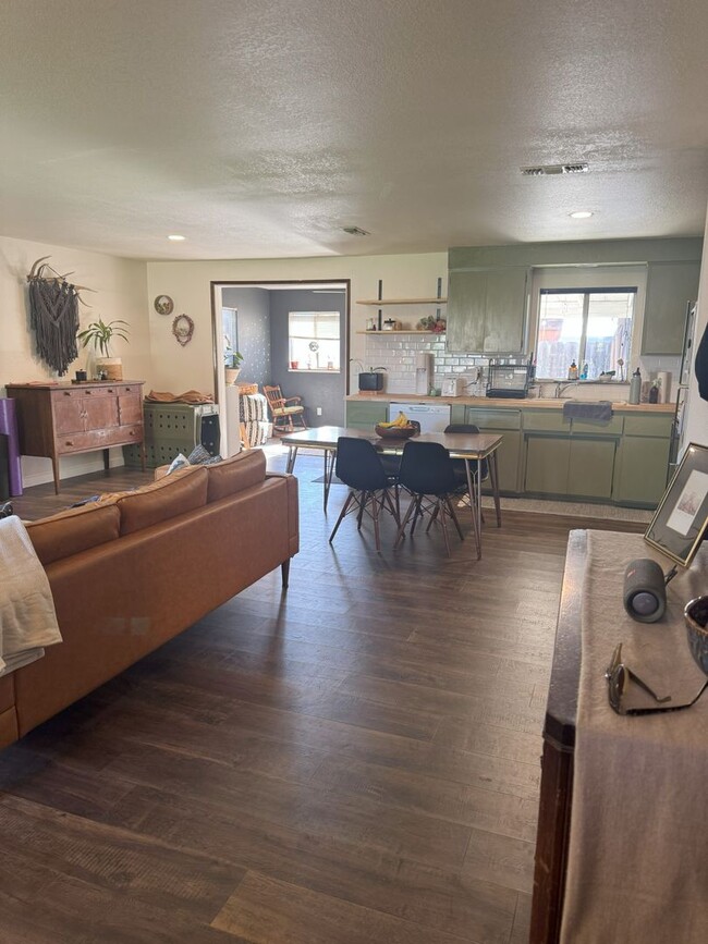 Building Photo - 2 bedroom, 1 bath single-family with 2 car...