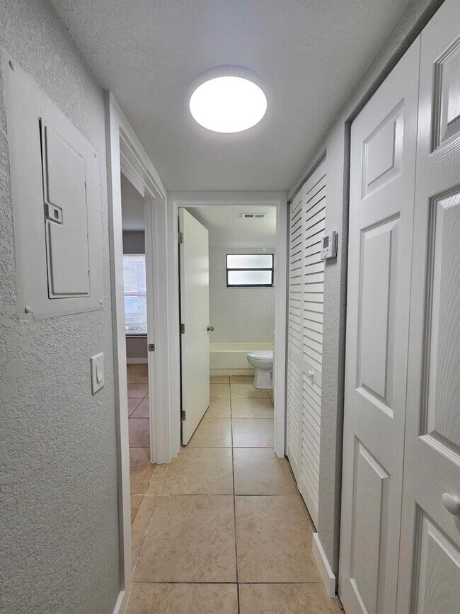 Foto del edificio - 1545 Lake Crystal Dr