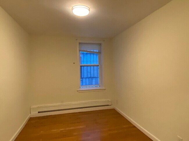 Building Photo - Nicely renovated 3 bed 2 bath unit in a pr...