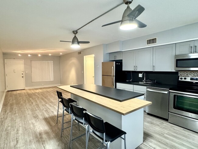 Photo - 825 N Primrose Dr Townhome