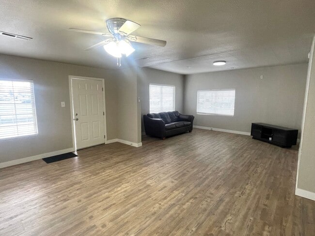 Building Photo - Completely Remodeled Single-Family Home for Rent in Kennewick, WA!