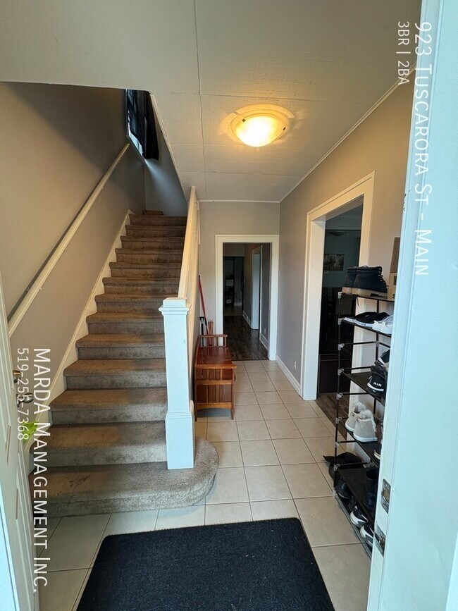 Photo du bâtiment - Charming 3 BEDROOM, 2 BATHROOM MAIN FLOOR ...