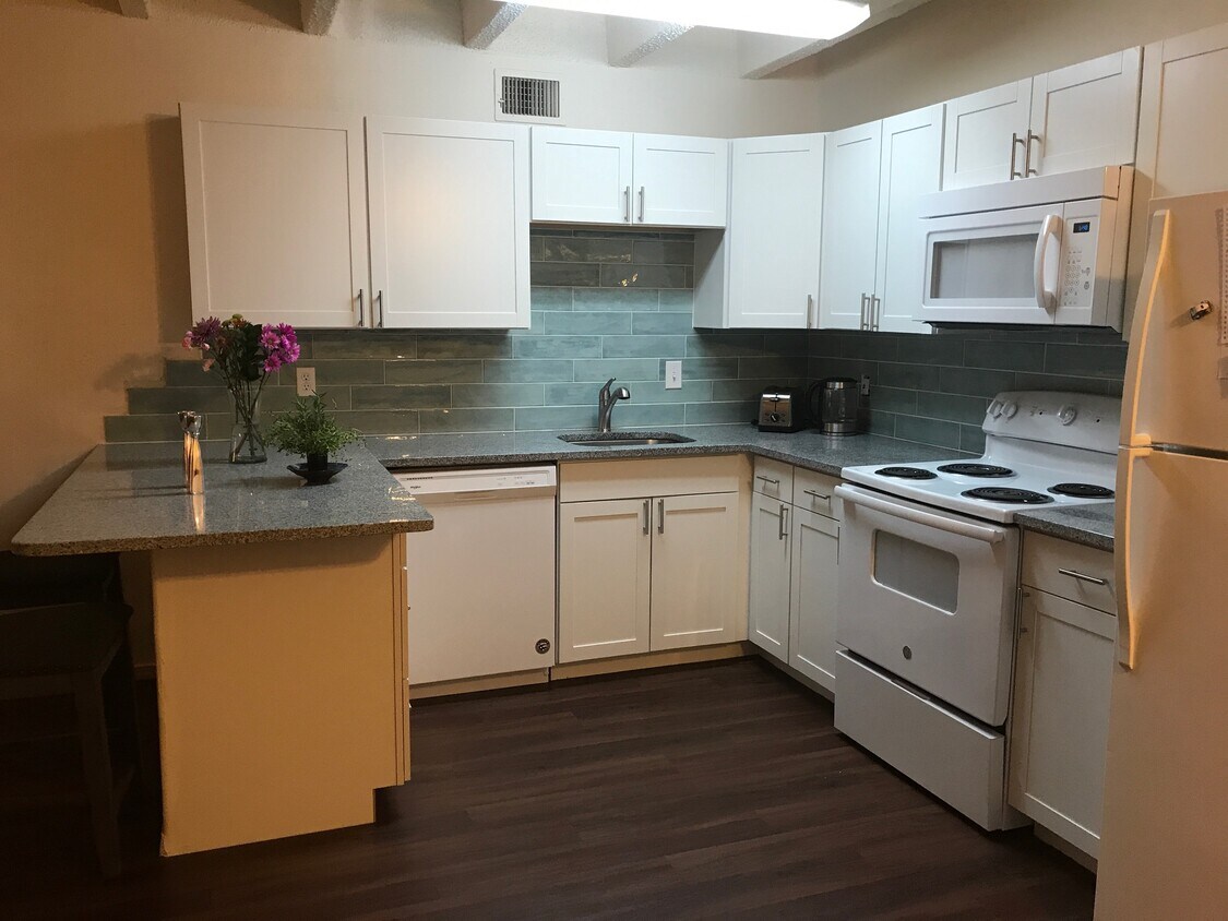 Primary Photo - 1100 Alvarado Dr SE