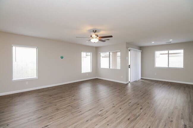 Building Photo - 878 E Pollino St