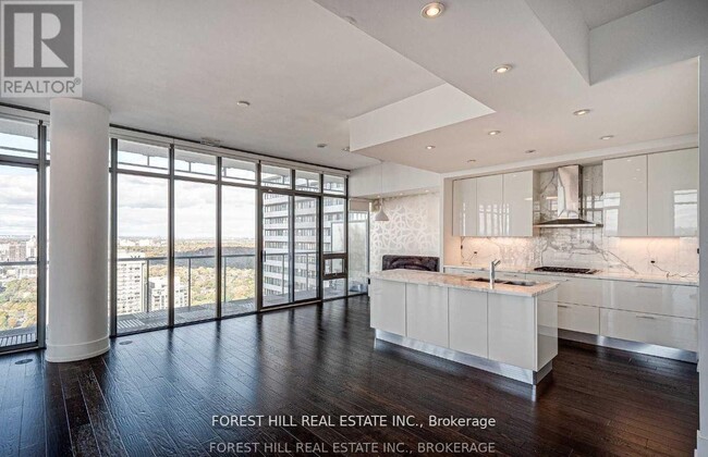 Floor to ceiling windows throughout - 33 Charles St E