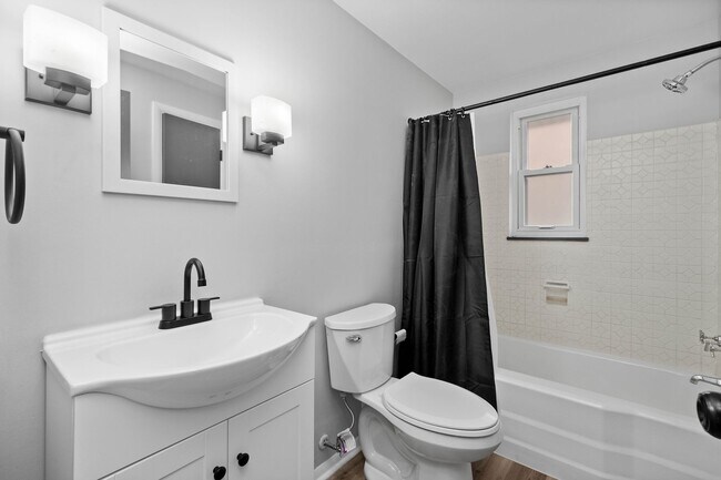 Foto del edificio - A MUST SEE!! NEWLY RENOVATED 3 BEDROOM 2 B...