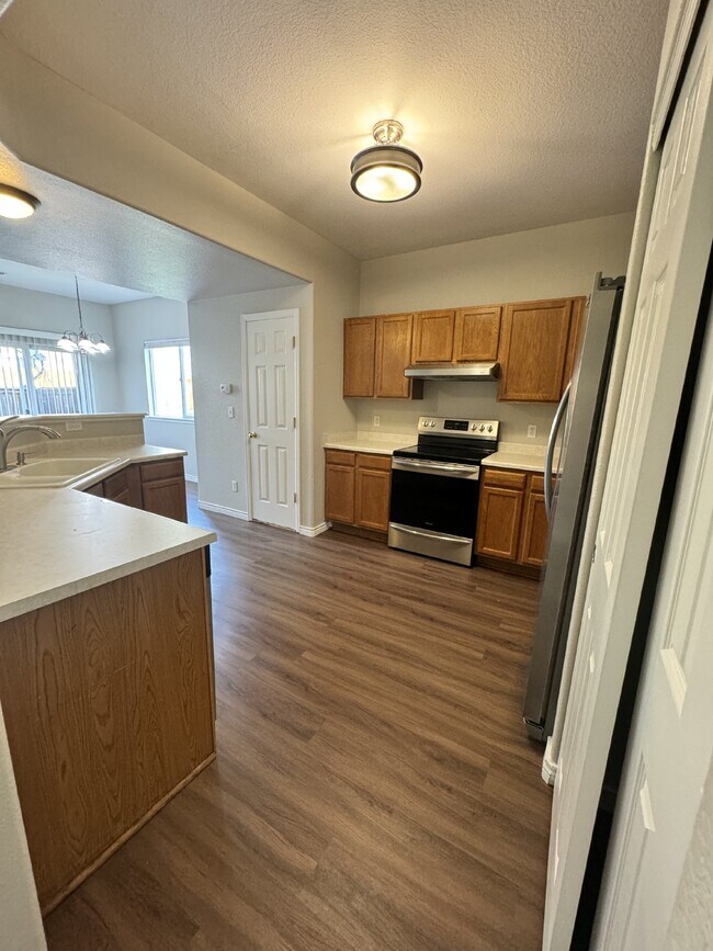 Foto del edificio - Beautiful End Unit Townhouse In Thornton!