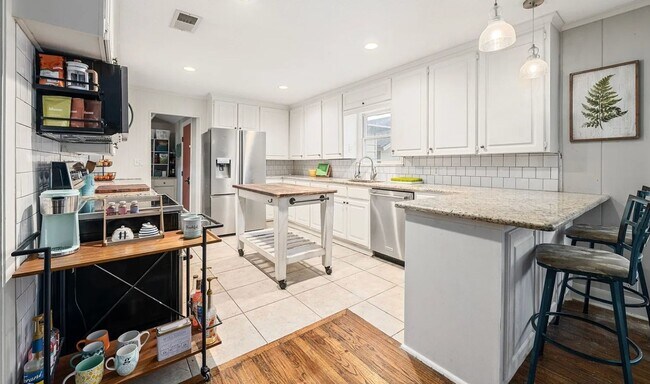 Foto del edificio - Spacious 4-Bedroom Home with Detached Work...
