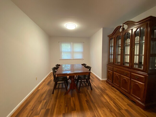 Foto del edificio - 8 Baker Ave