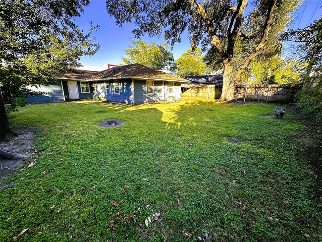 Foto del edificio - 5111 Maple St