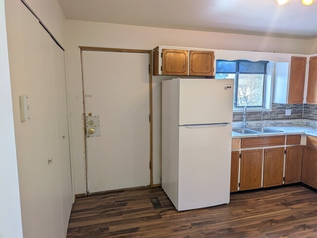 Building Photo - 46909 Yale Rd