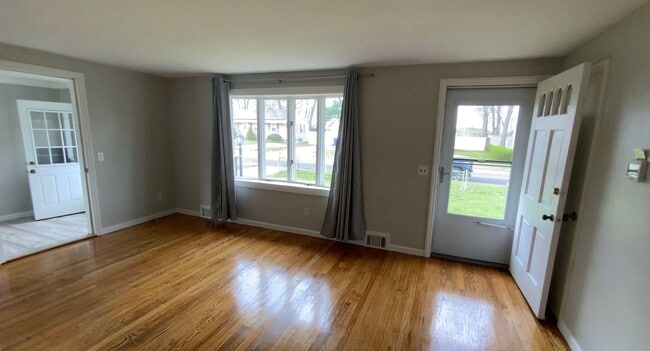 Building Photo - 73 Kenway Dr