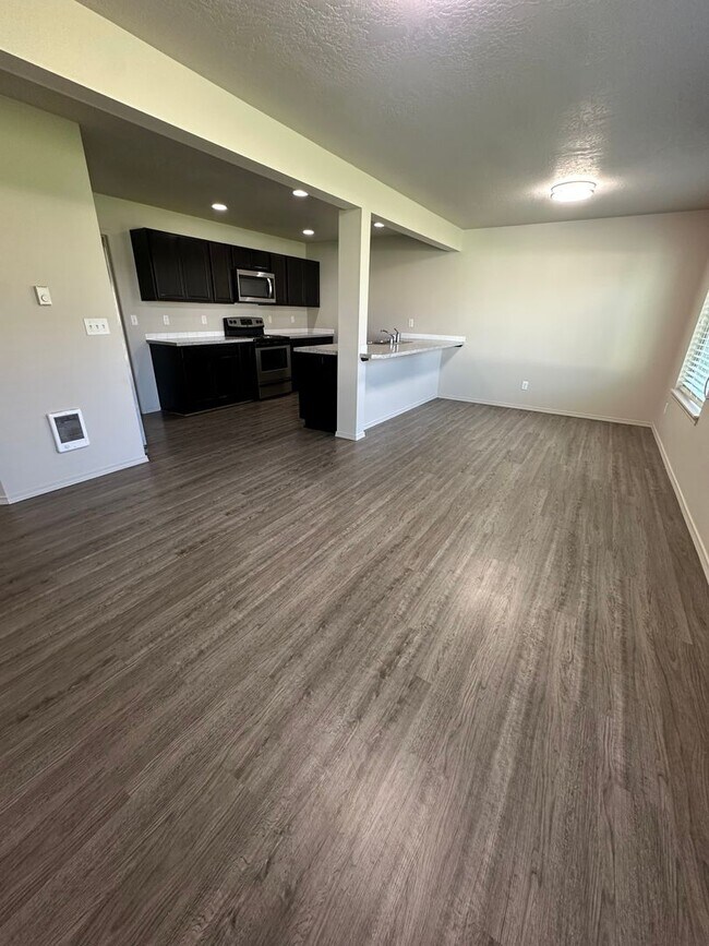 Foto del edificio - Stunning 4 Bedroom 2.5 Bath Duplex town ho...