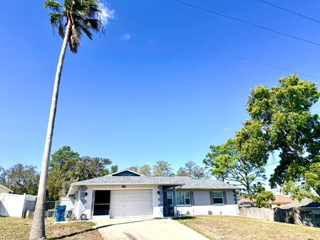 Building Photo - Large two Bedroom, 2 Bathroom, 2 Car Garage Home For Rent.