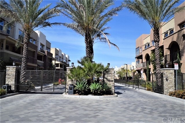 Foto principal - 5741 Spring St