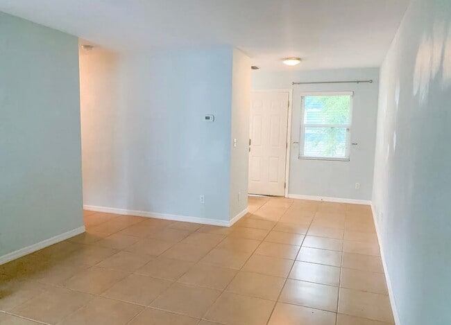 Foto del edificio - Hottest location, unit available near best beaches and downtown