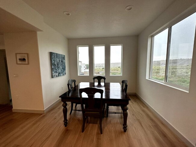 Foto del edificio - Modern 3-Story House with Rooftop Access-option to rent mother in law apartment separately