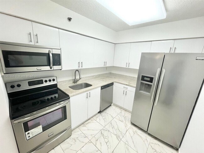 Foto del edificio - 3300 NE 192 St