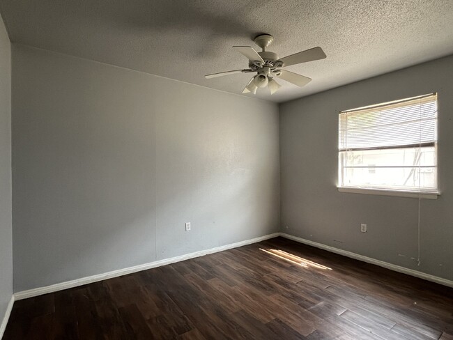 Building Photo - "Cozy 2-Bedroom in Stillwater – Short Conv...