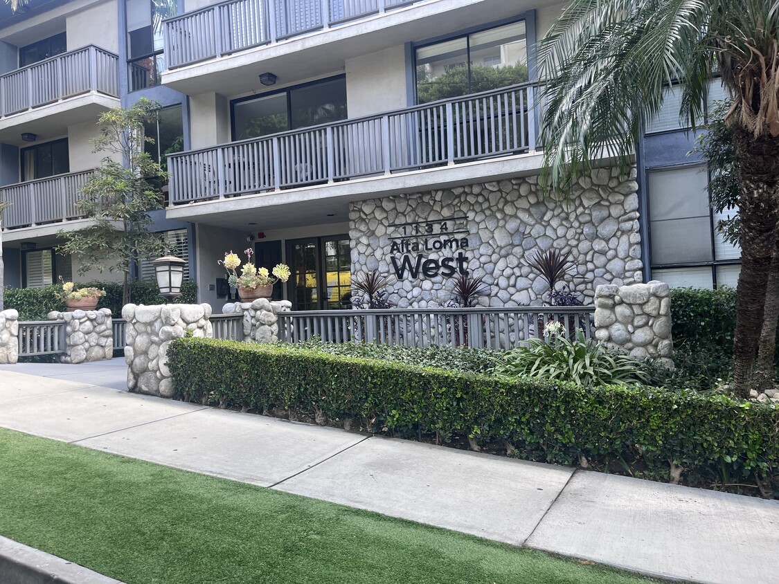 Primary Photo - 1134 Alta Loma Rd