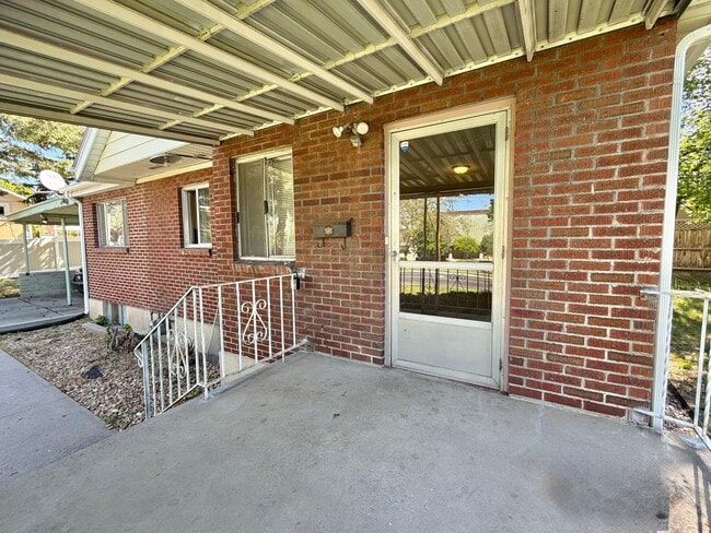 Building Photo - Inviting Holladay Home with Large Yard, Carport & Extra Parking