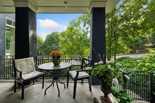 Lovely front porch area to greet guests or unwind - 745 Rice St E