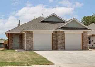 Building Photo - 1418 SW Texas Ave