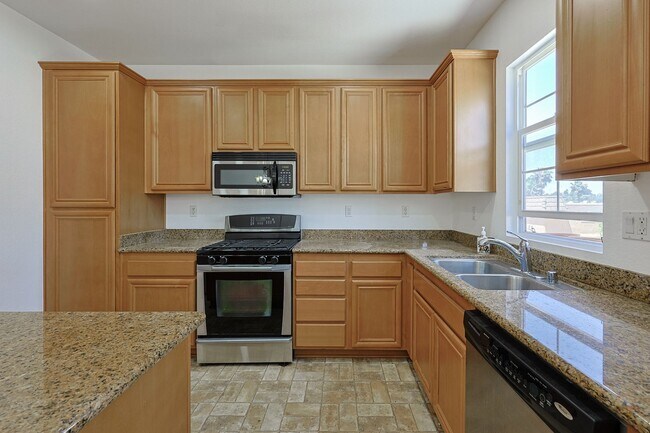 Foto del edificio - La Mesa 2BR + Office Room Townhome-Style Condo with 2-Car Garage Parking