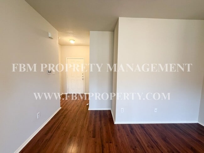 Foto del edificio - 125 Logan Ln