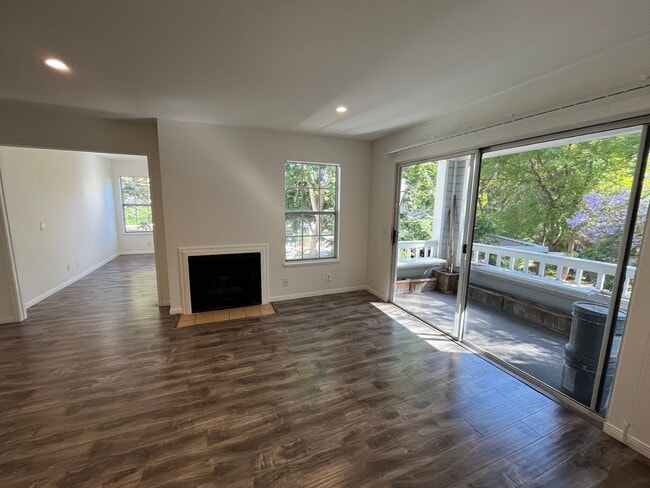 Building Photo - Spacious 3/2 Goleta Condo with Amenities!