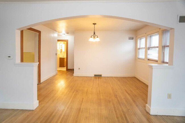 Foto del edificio - 236 E Main St