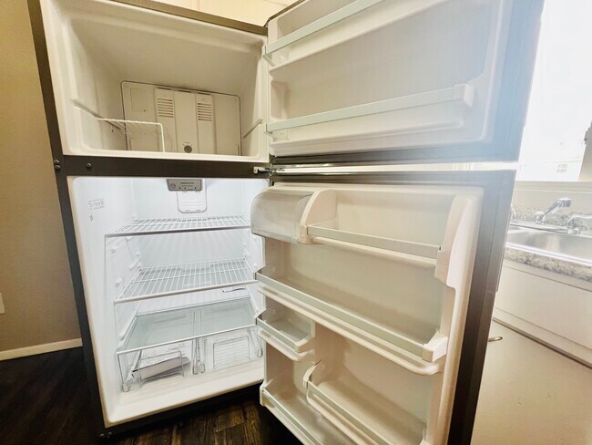 Refrigerador - 215 Miriam Dr