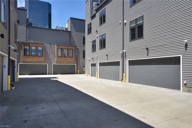 Building Photo - 1446 E 14th St