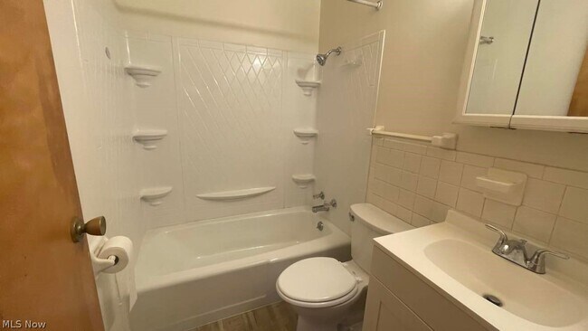 Building Photo - 401 Colonial Dr