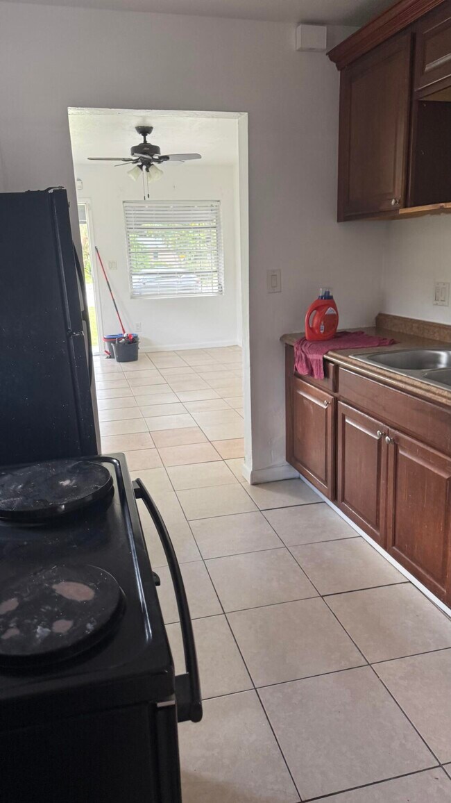 Building Photo - 212 NW 8th Ave