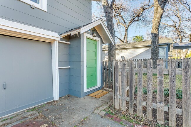 Building Photo - 1720 Clover Ln