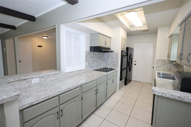 Building Photo - 9422 Claridge Dr