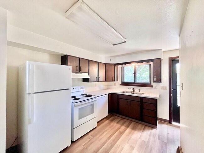 Foto del edificio - 2 Bedroom/2 Bath Spacious Brick Ranch Styl...