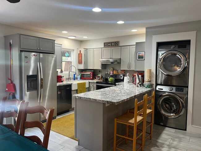 Building Photo - Updated Town house backed by National Forest