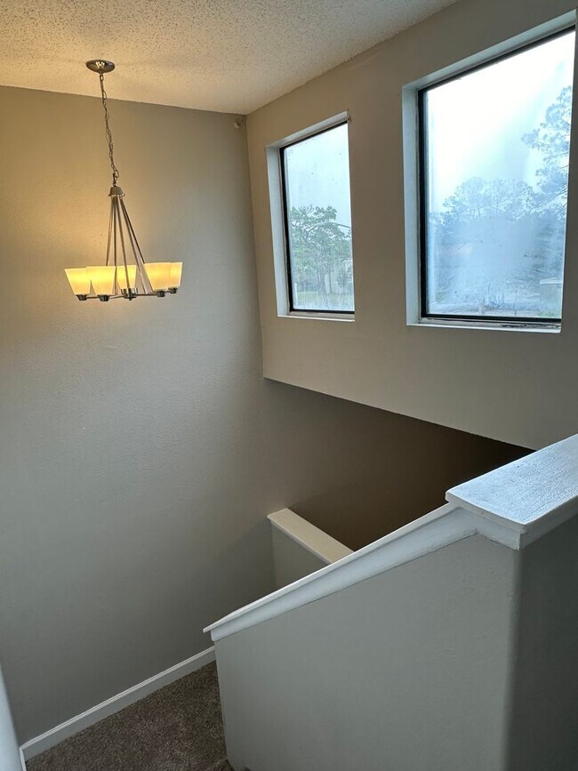 Building Photo - *** FIRST MONTH FREE *** 3 BEDROOM/ BATHRO...