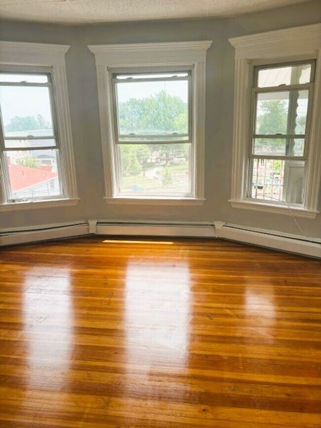 Building Photo - Just Updated Everett 3 Bedroom Apartment W...