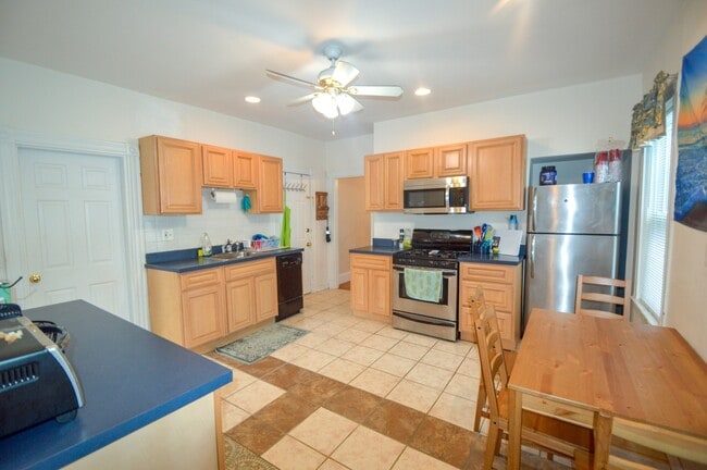 Building Photo - 201 Hillside St